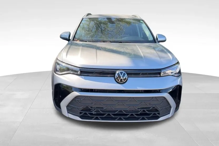 2025 Volkswagen Taos SE photo 1