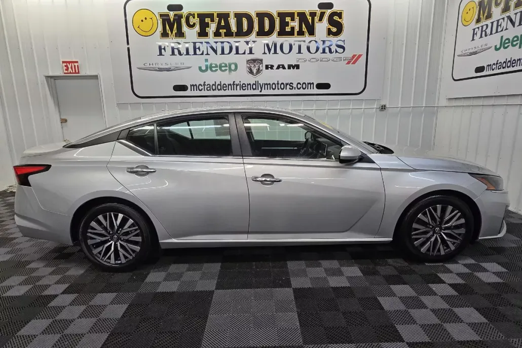 2023 Nissan Altima 2.5 SV photo 1