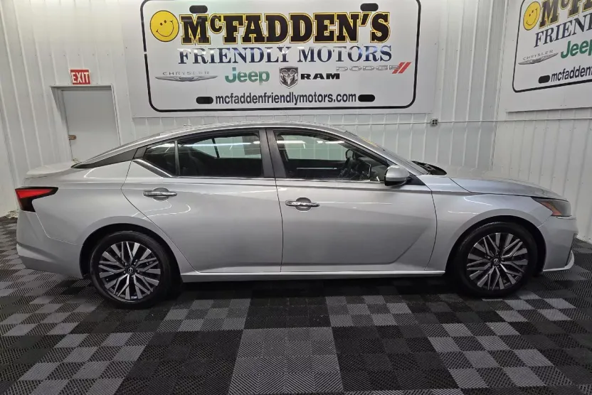2023 Nissan Altima 2.5 SV photo 1