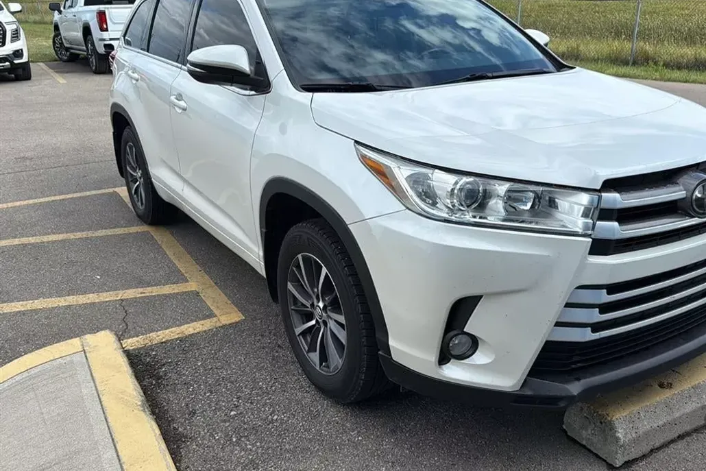 2018 Toyota Highlander SE photo 1