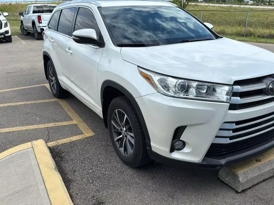 2018 Toyota Highlander SE photo 1