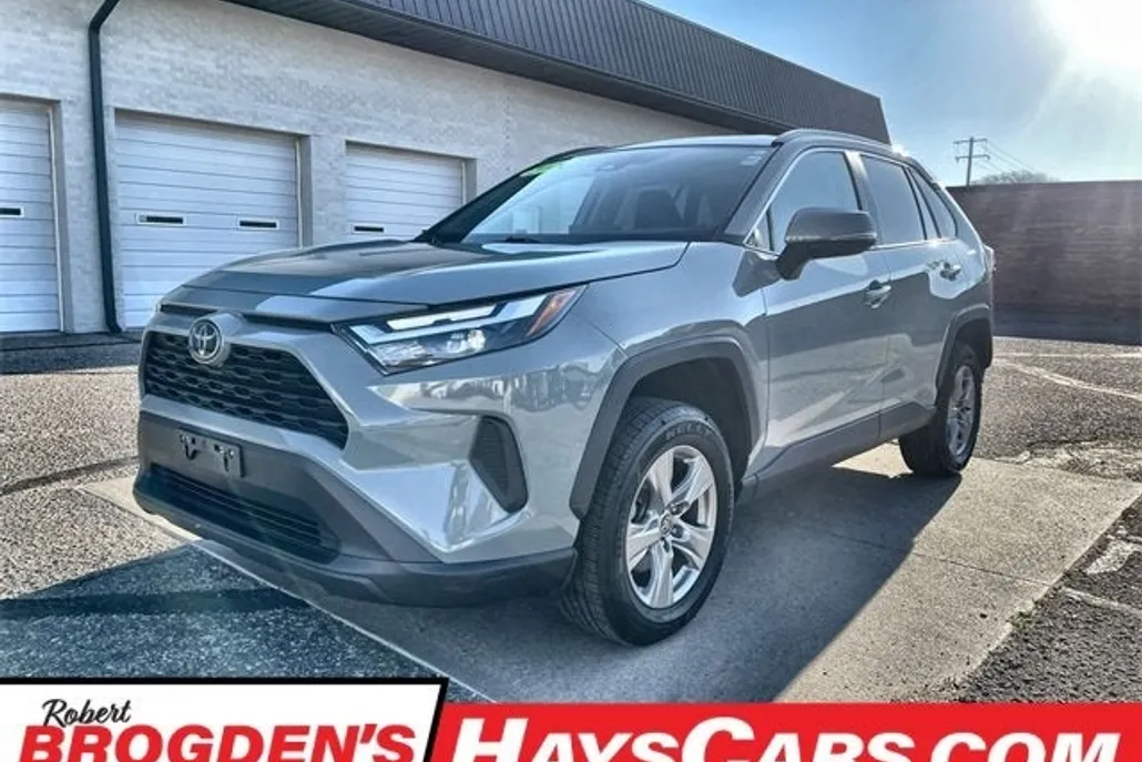 2023 Toyota RAV4 XLE photo 1