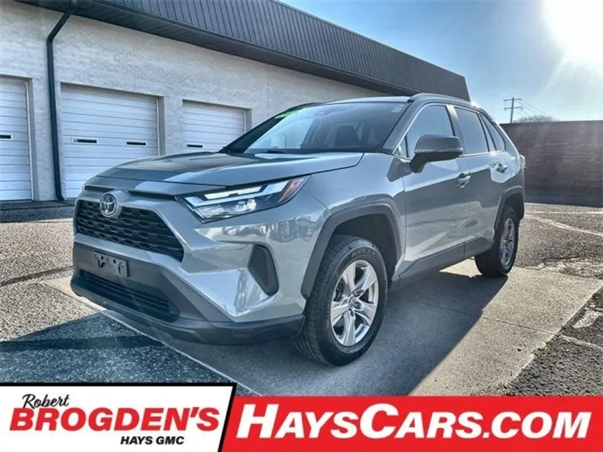 2023 Toyota RAV4 XLE photo 1