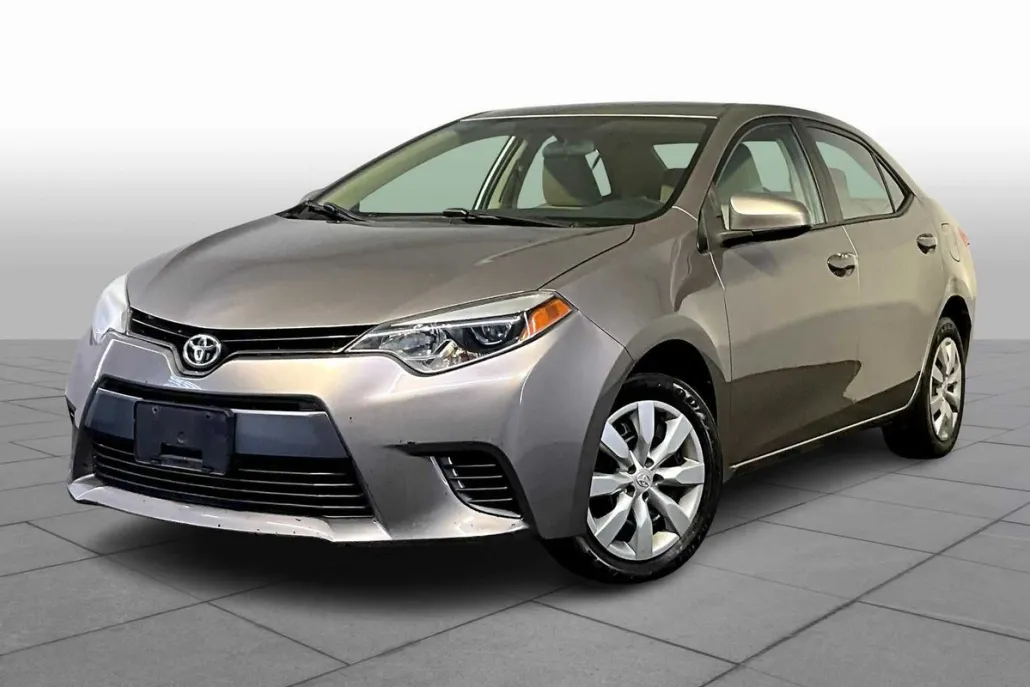 2015 Toyota Corolla LE photo 1