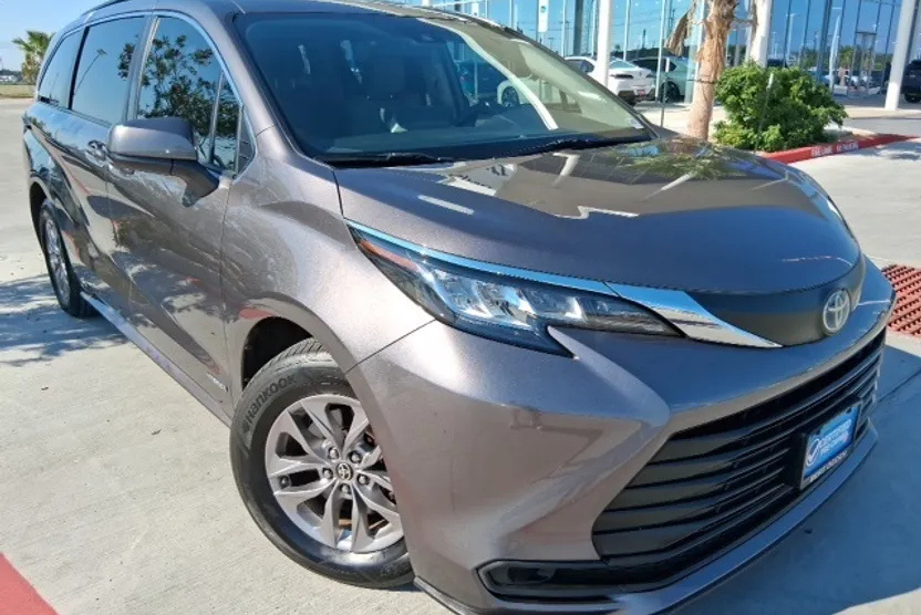 2021 Toyota Sienna LE photo 1