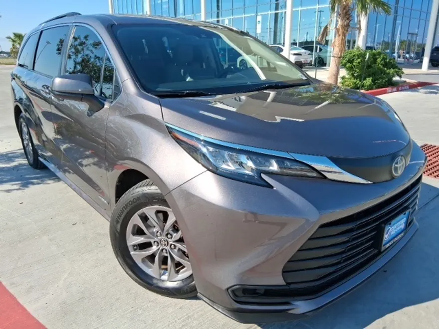 2021 Toyota Sienna LE photo 1