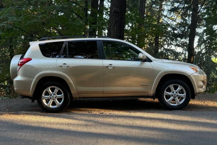2010 Toyota RAV4 Limited photo 1