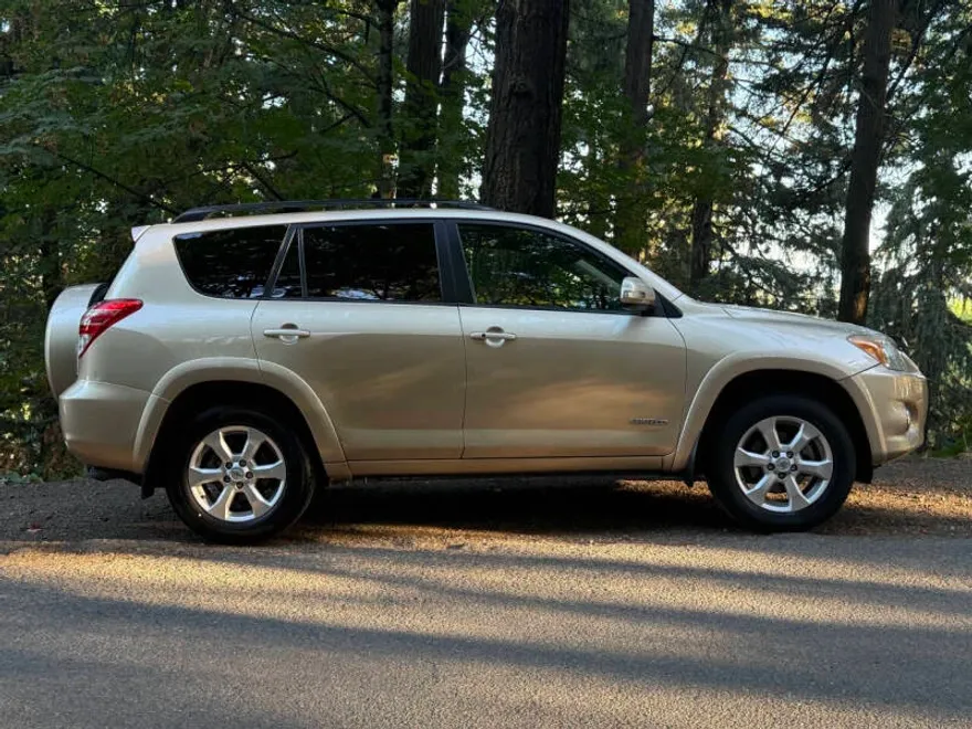 2010 Toyota RAV4 Limited photo 1