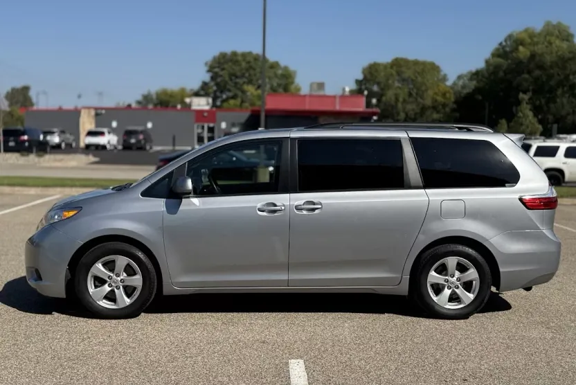 2017 Toyota Sienna LE photo 1