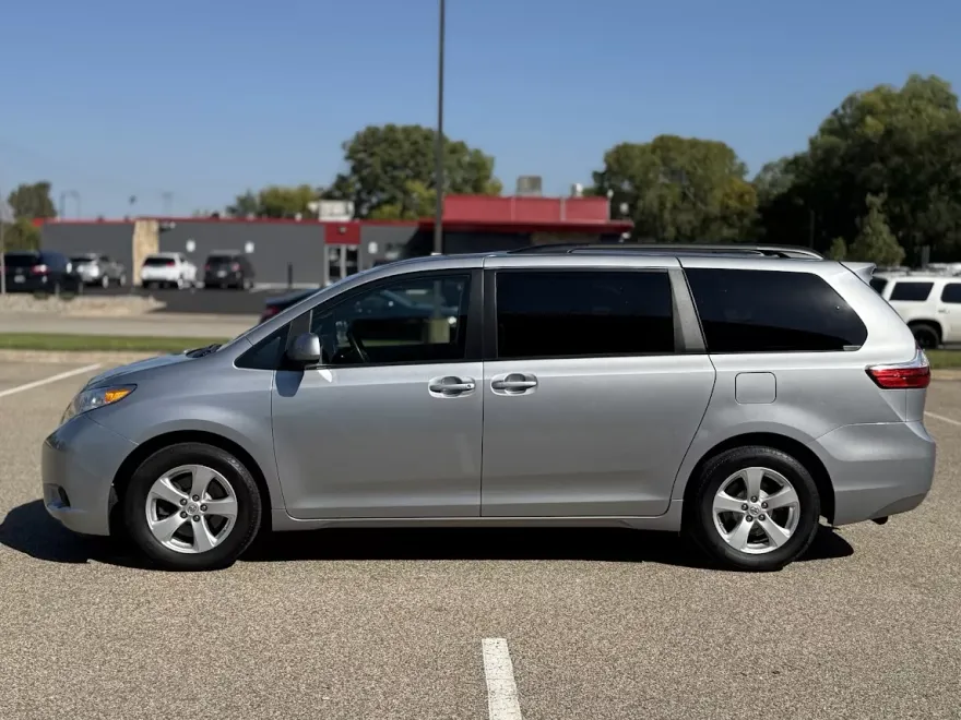 2017 Toyota Sienna LE photo 1