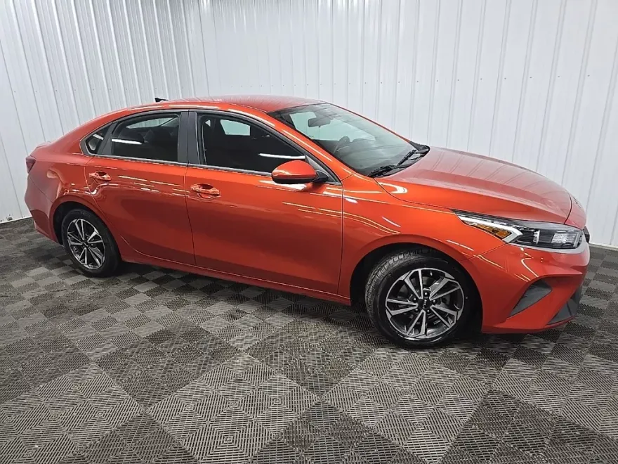 2023 Kia Forte LXS photo 1