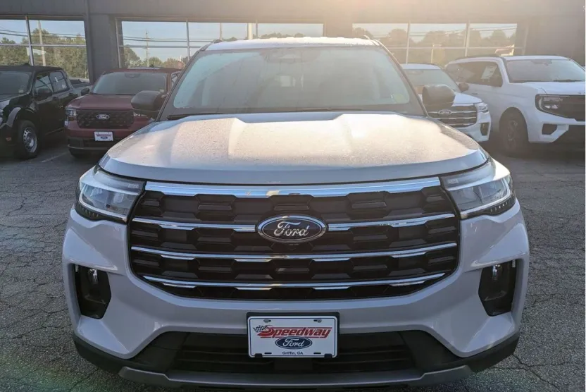 2025 Ford Explorer photo 1