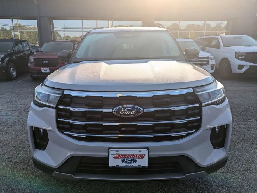 2025 Ford Explorer photo 1