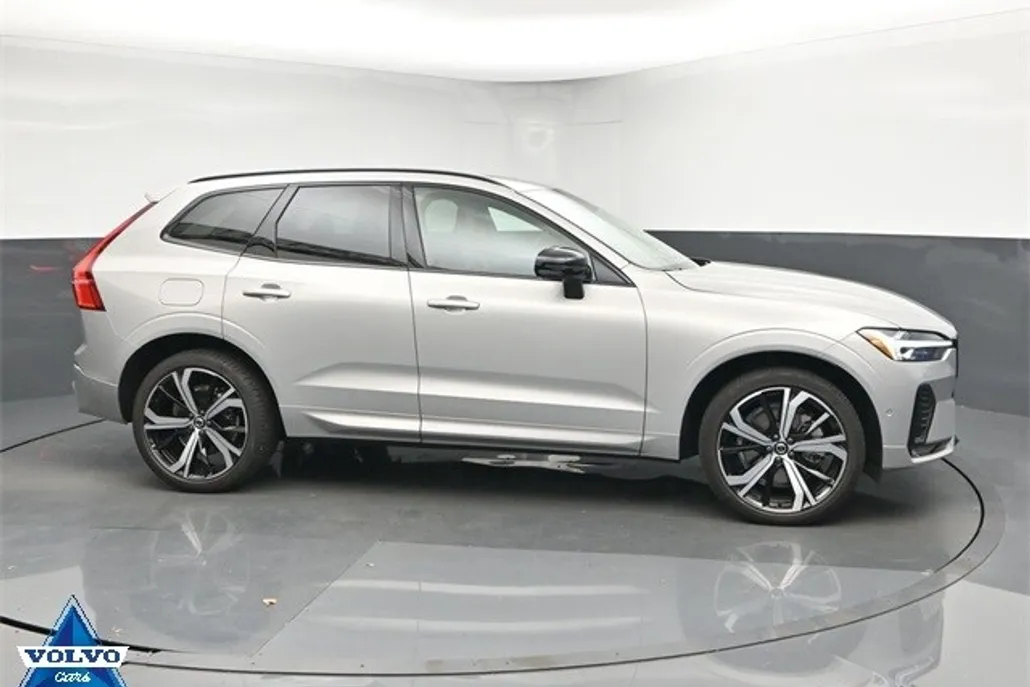 2023 Volvo XC60 Ultimate photo 1