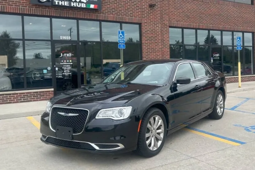 2018 Chrysler 300 Touring L photo 1