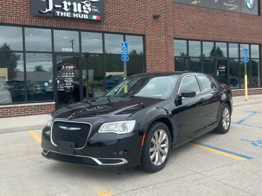 2018 Chrysler 300 Touring L photo 1