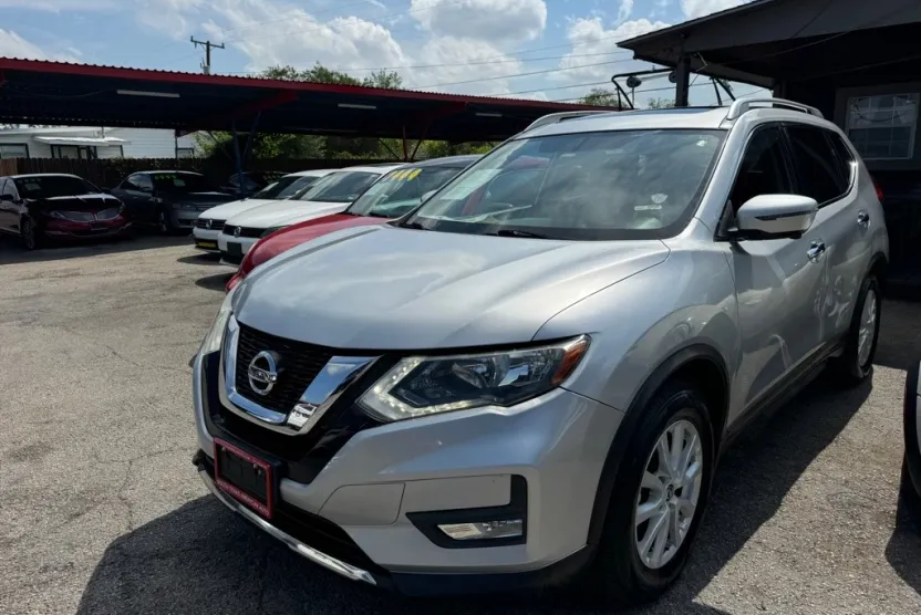 2017 Nissan Rogue SV photo 1