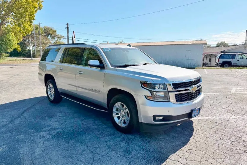 2018 Chevrolet Suburban LT photo 1