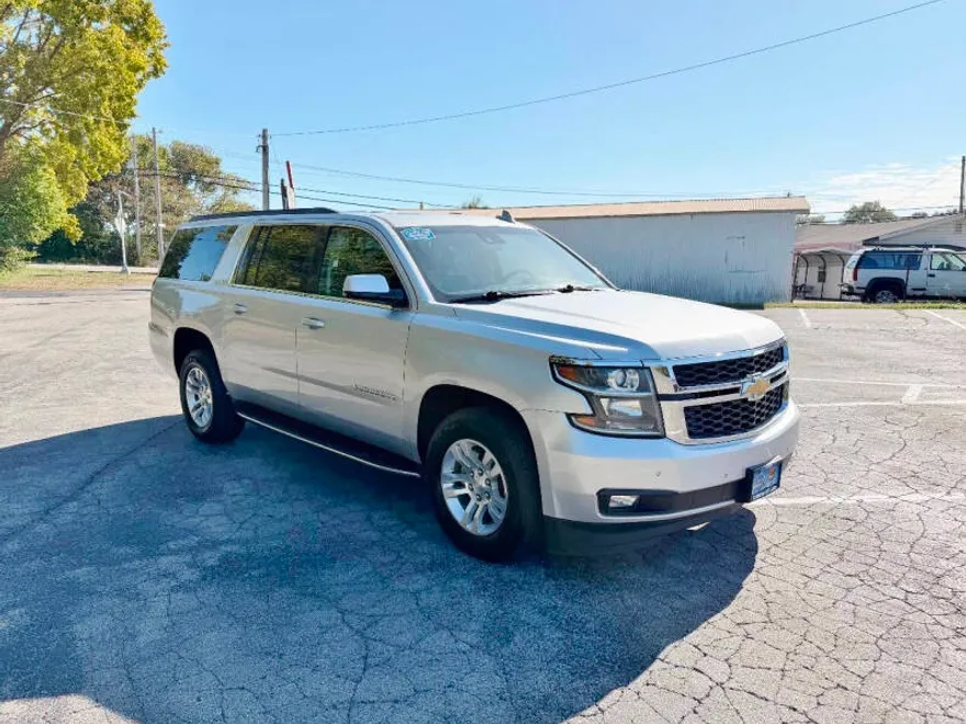 2018 Chevrolet Suburban LT photo 1