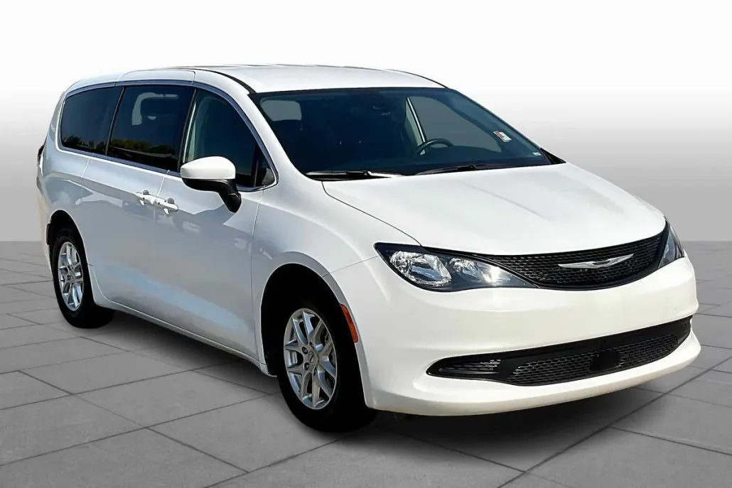 2023 Chrysler Voyager LX photo 1
