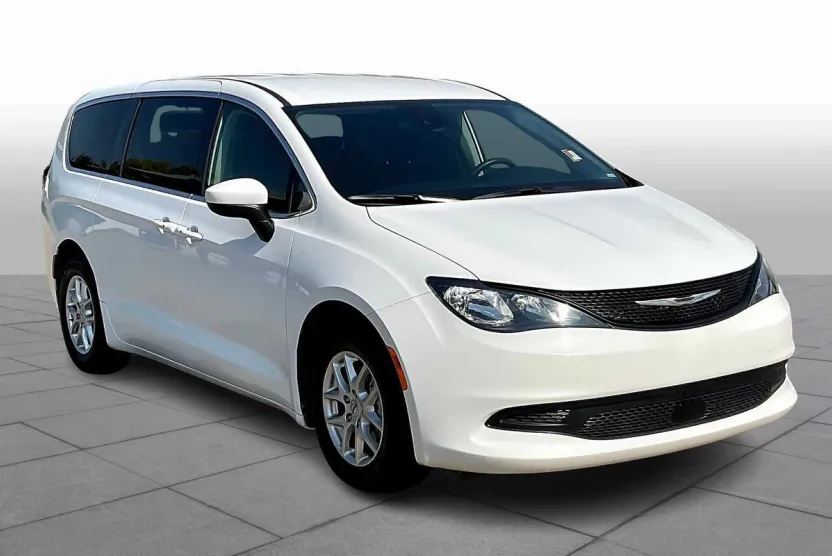2023 Chrysler Voyager LX photo 1