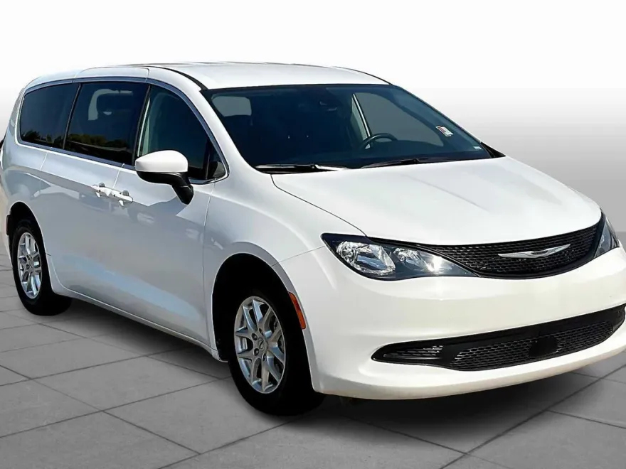 2023 Chrysler Voyager LX photo 1