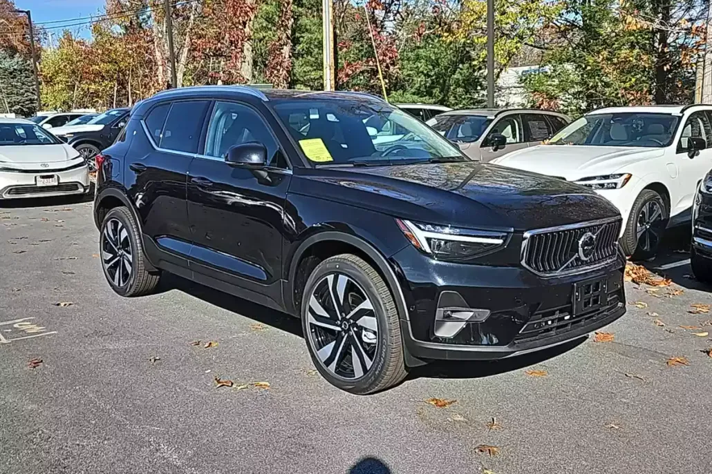 2025 Volvo XC40 Plus photo 1
