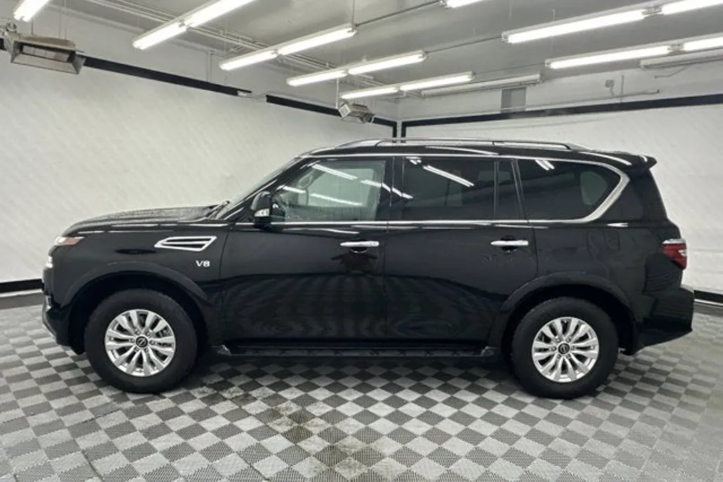 2022 Nissan Armada SV photo 1