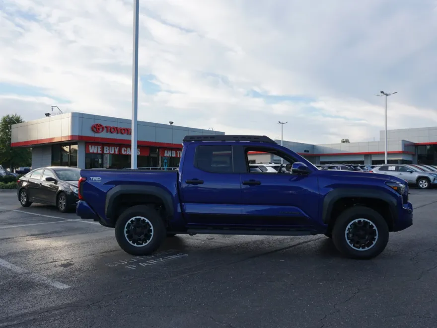 2024 Toyota Tacoma 4x4 TRD photo 1