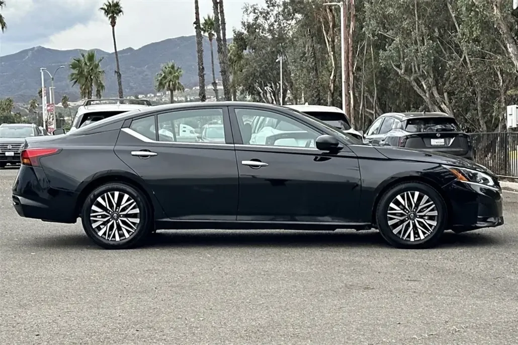 2024 Nissan Altima 2.5 SV photo 1