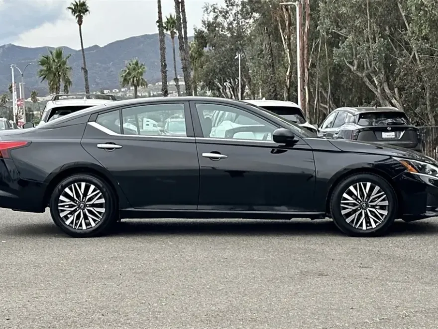2024 Nissan Altima 2.5 SV photo 1