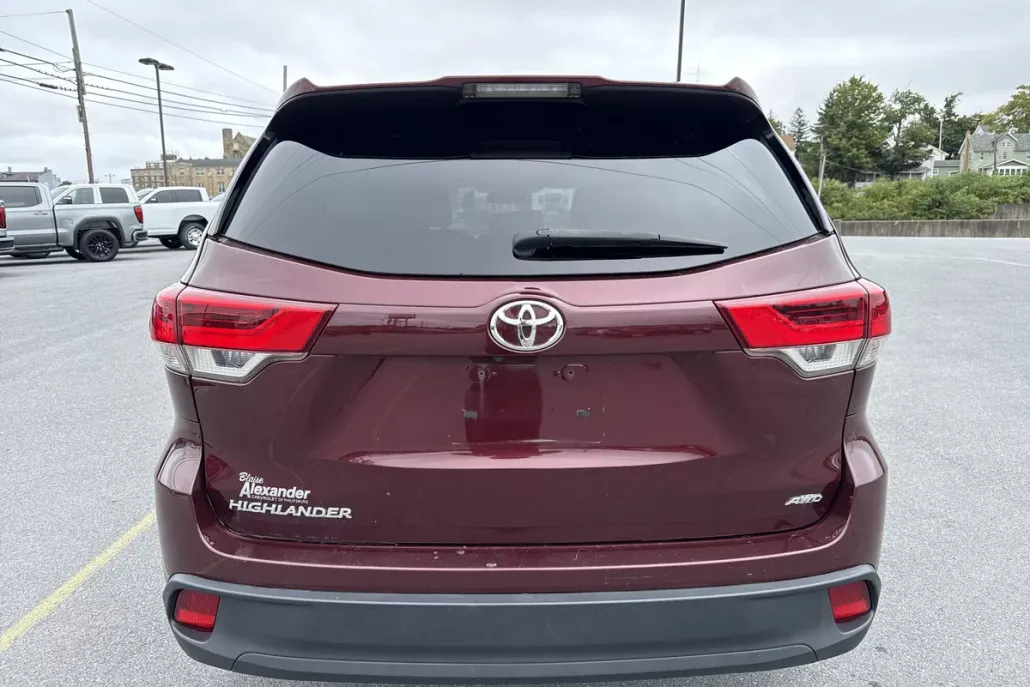 2017 Toyota Highlander LE photo 1