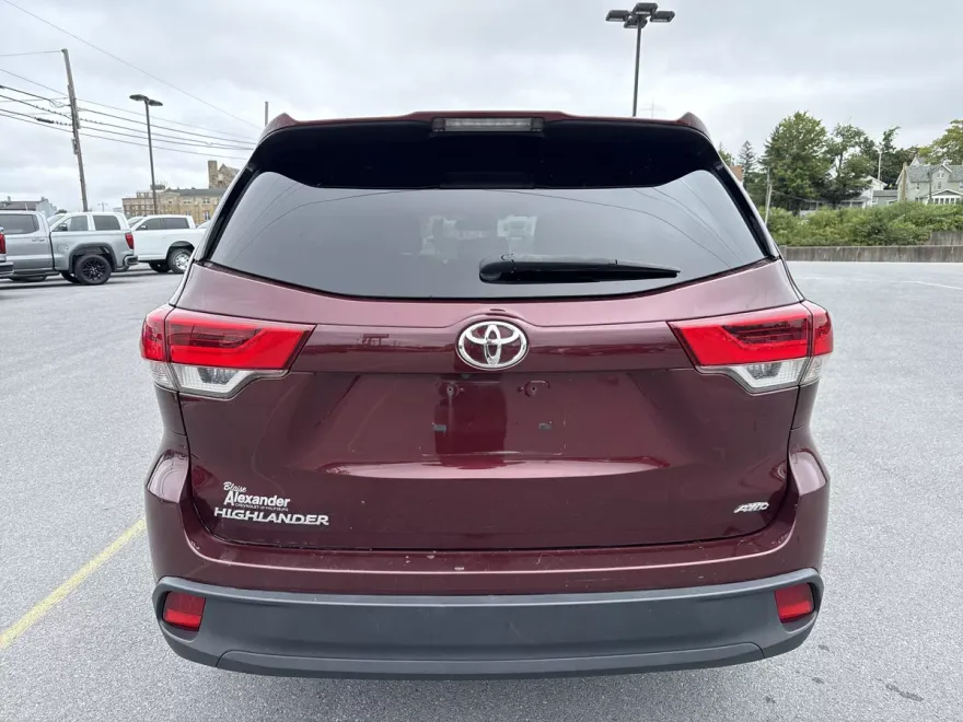 2017 Toyota Highlander LE photo 1