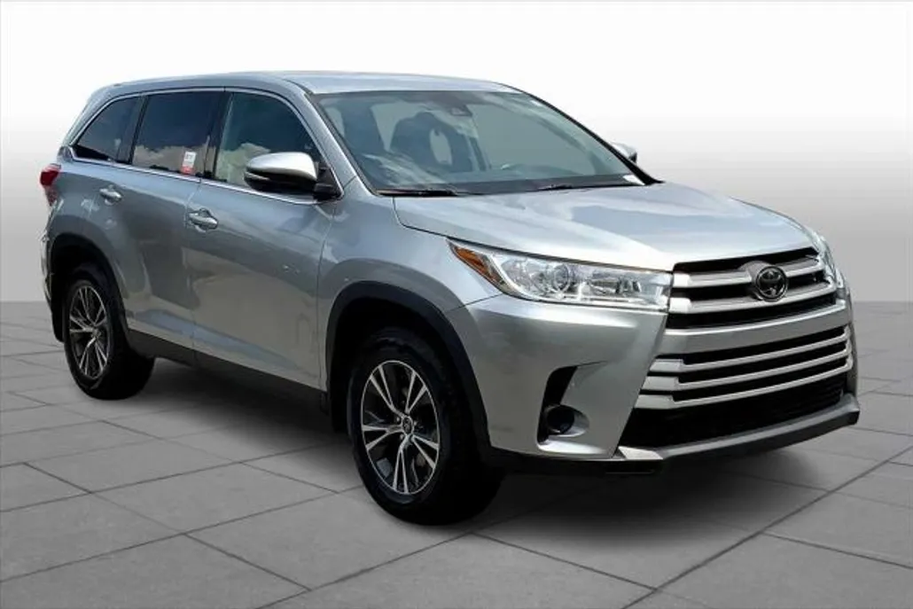 2019 Toyota Highlander LE Plus photo 1