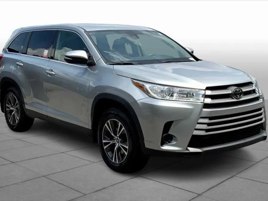 2019 Toyota Highlander LE Plus photo 1
