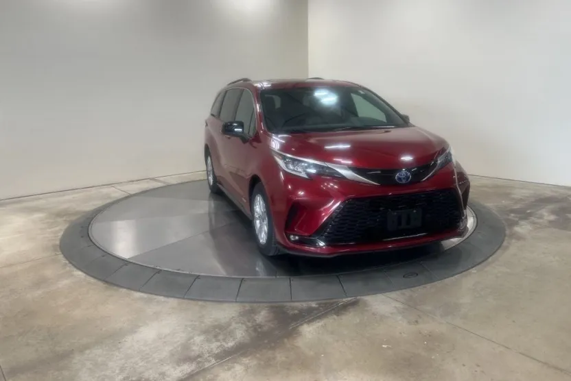 2021 Toyota Sienna XSE photo 1