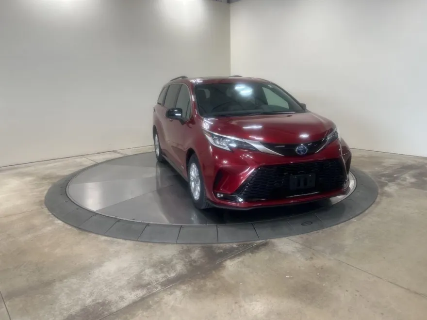 2021 Toyota Sienna XSE photo 1