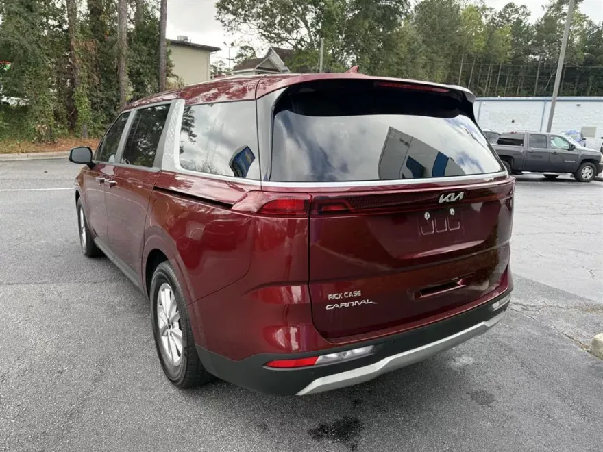 2023 Kia Carnival LX photo 1