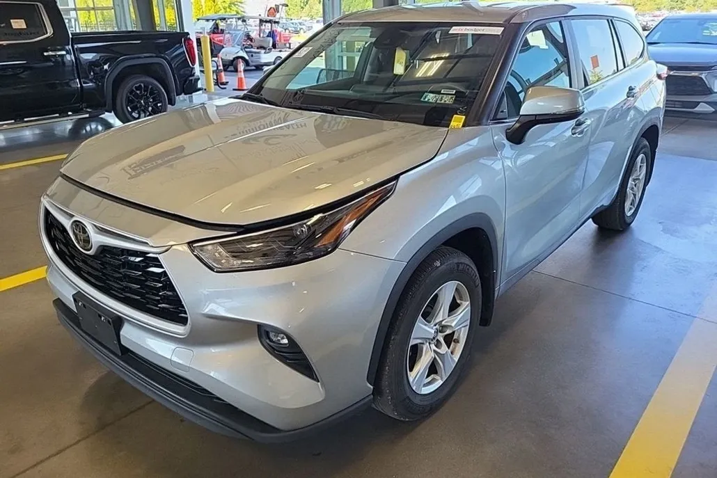 2024 Toyota Highlander LE photo 1