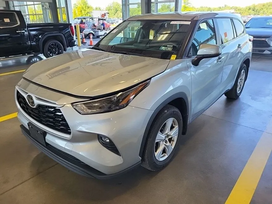 2024 Toyota Highlander LE photo 1