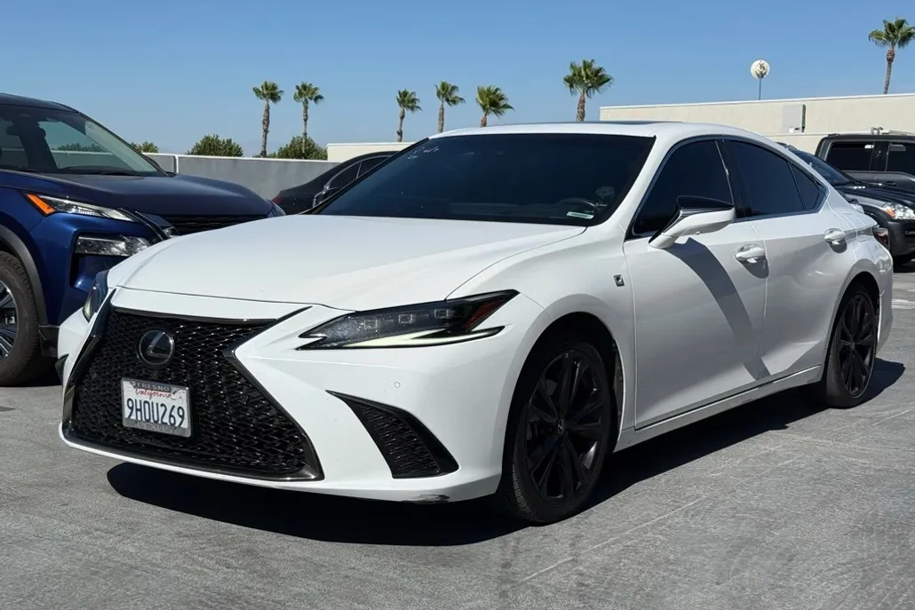 2024 Lexus ES 300h F SPORT Design photo 1