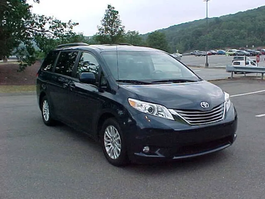 2012 Toyota Sienna XLE photo 1