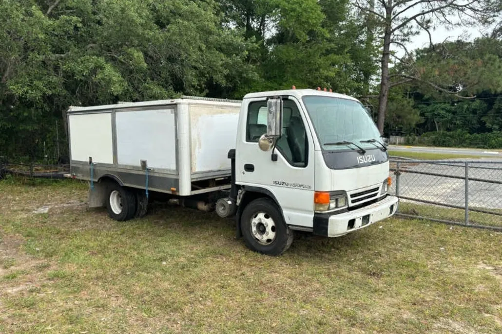 2003 Isuzu NPR photo 1