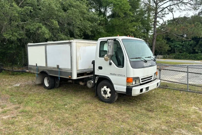 2003 Isuzu NPR photo 1