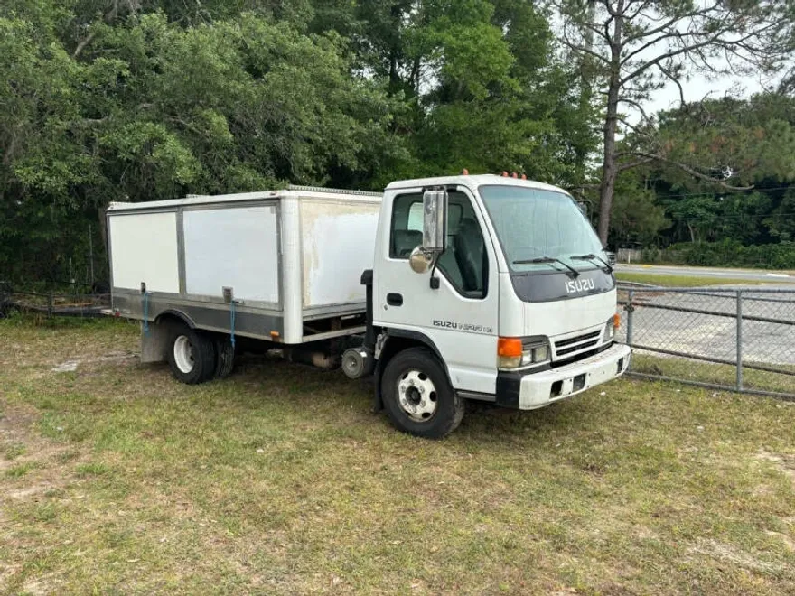 2003 Isuzu NPR photo 1