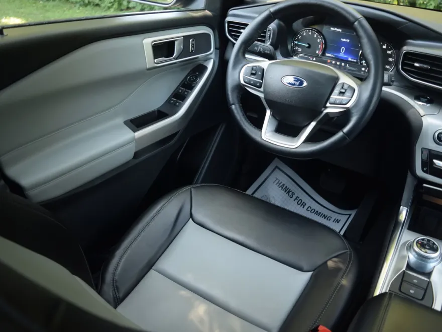 2022 Ford Explorer XLT photo 1