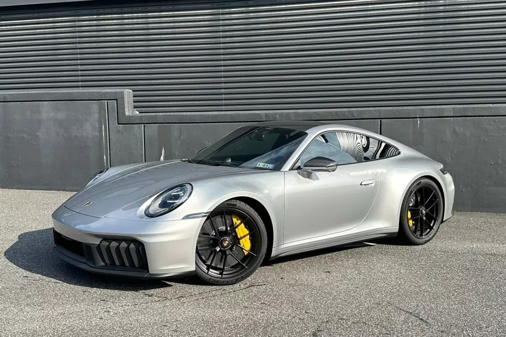 2025 Porsche 911 4 GTS photo 1