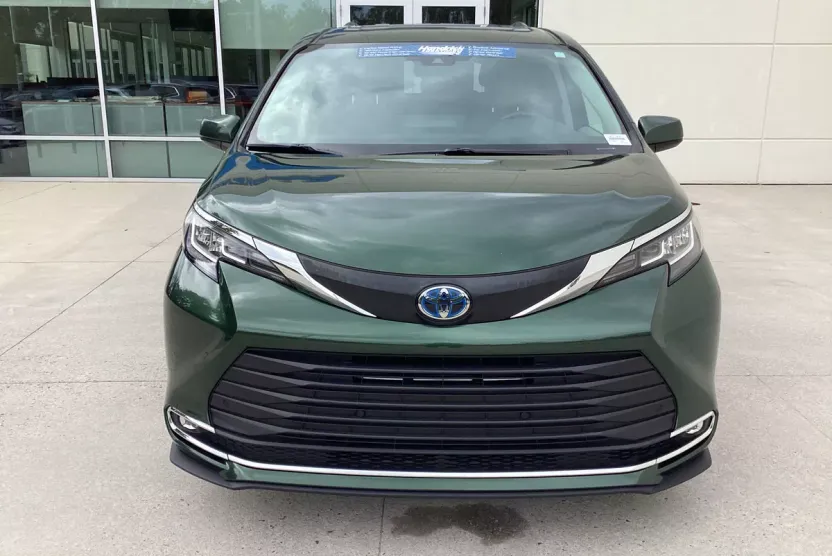 2023 Toyota Sienna XLE photo 1