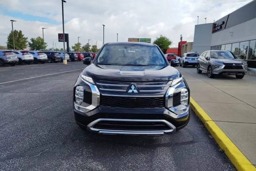 2025 Mitsubishi Outlander SE photo 1