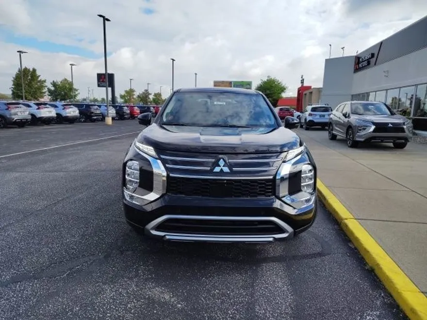 2025 Mitsubishi Outlander SE photo 1